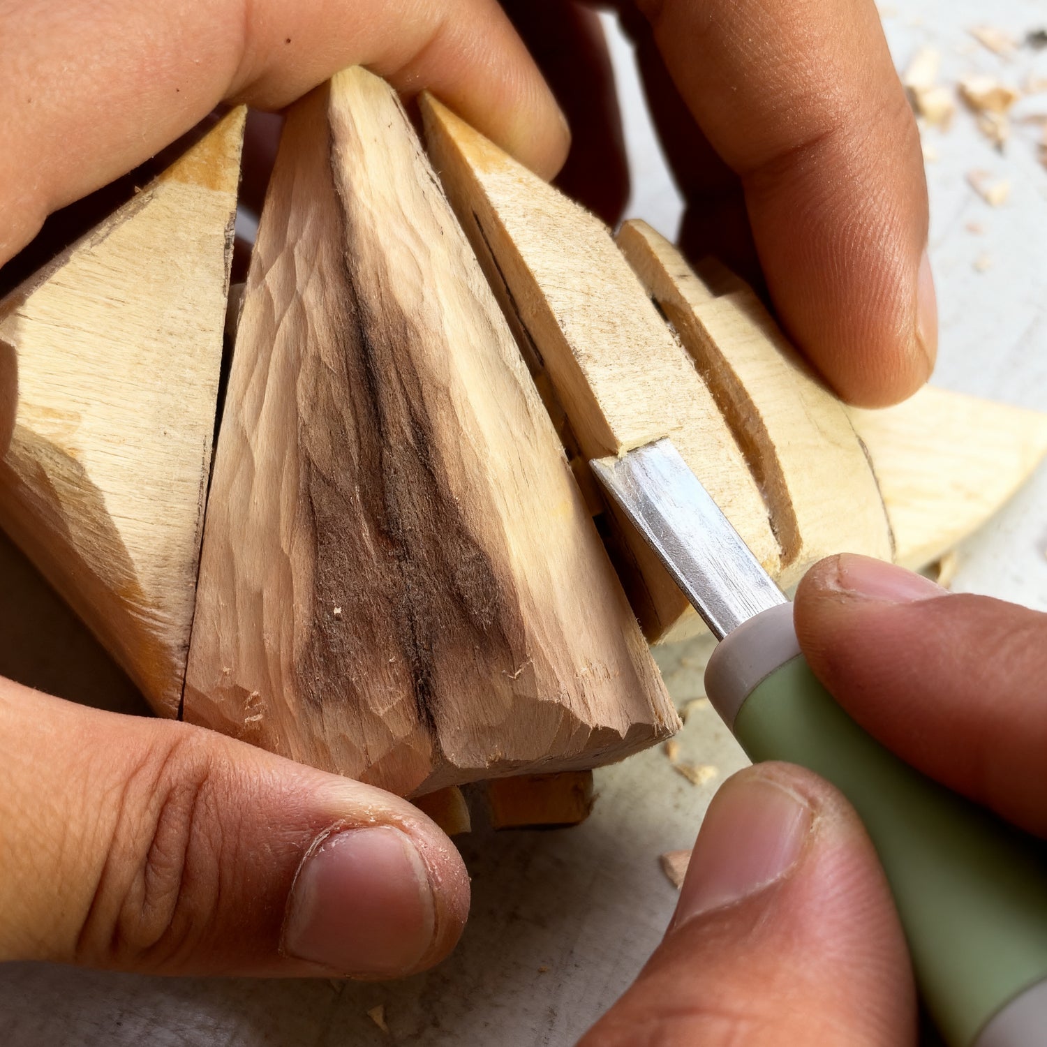 jimeng-2025-09-30-1970-编辑图1，提升图片分辨率至4K，增强木纹肌理、刻刀金属质感和手部皮肤纹理，优化木..._副本.jpg__PID:a9d9475c-72ca-48c1-8679-bb50d583bcc9